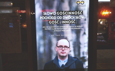 Na ulicach polskich miast pojawiły się billboardy  i plakaty z mocnym przesłaniem księdza Jana Kaczkowskiego