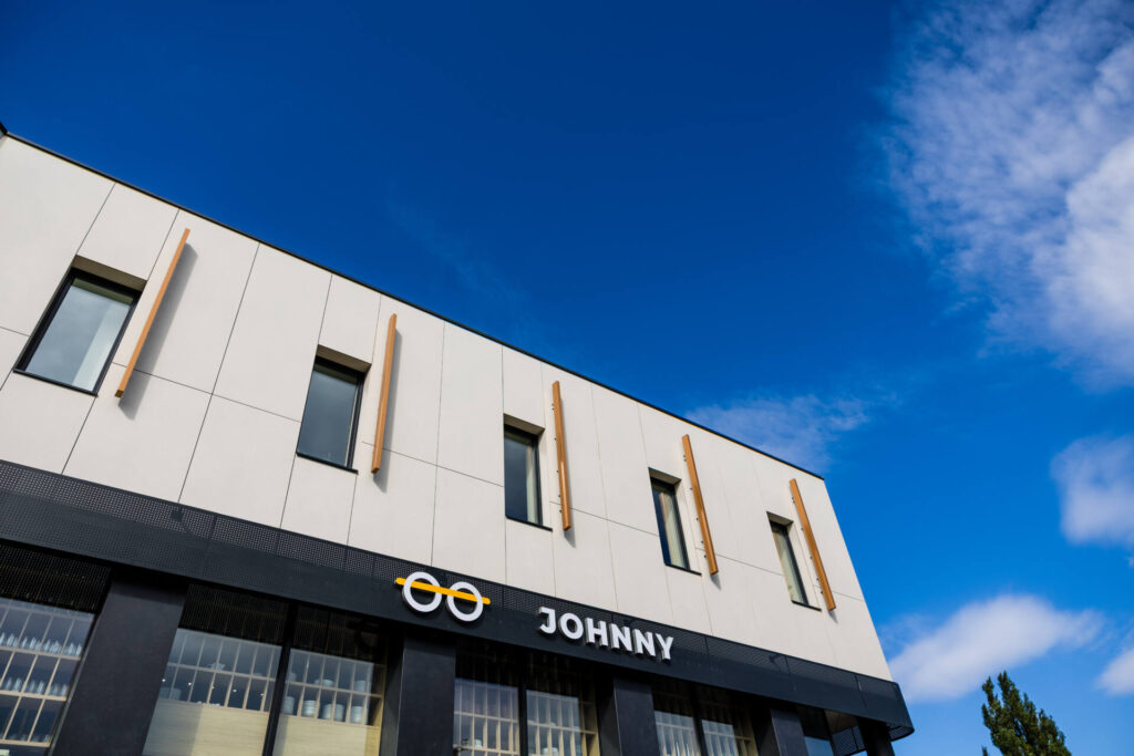 Johnny - szyld siedziby fundacji w&nbsp;Sopocie. Miejsce realizacji projekt&oacute;w Fundacji i&nbsp;budowania społeczności świata ks.&nbsp;Jana Kaczkowskiego